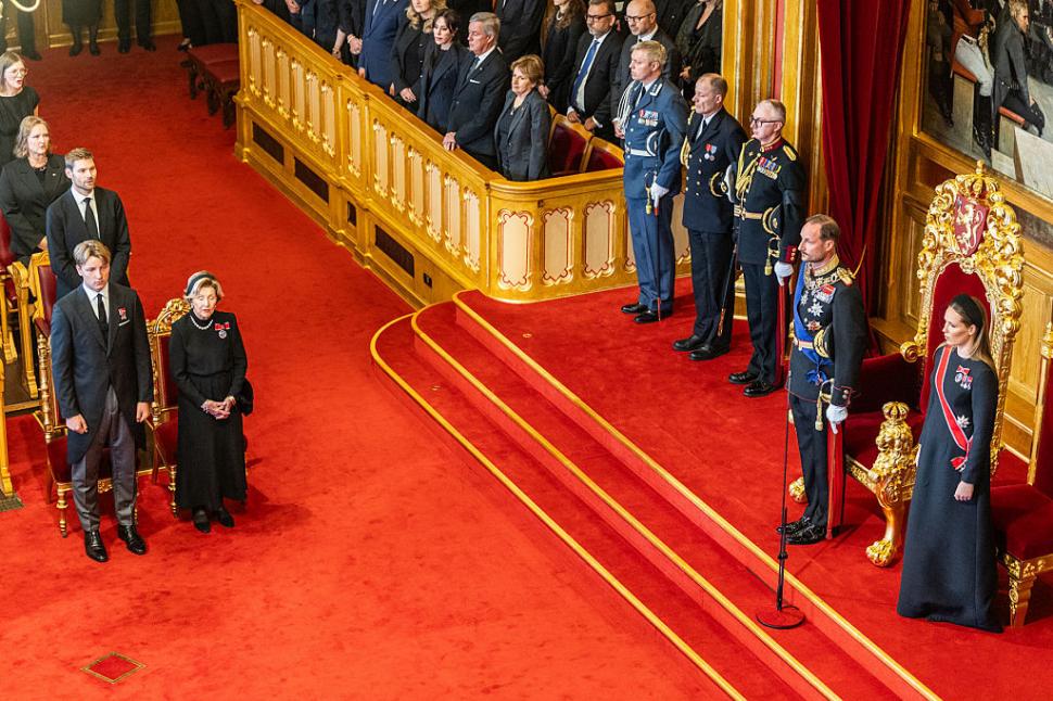 Noul rege al Norvegiei, Haakon, a depus jurământul în absența reginei Mette-Marit. Lângă tron a avut-o pe fiica lui, prințesa Ingrid 1098183