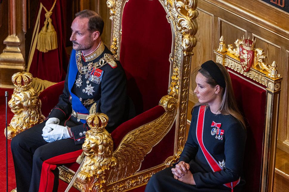 Noul rege al Norvegiei, Haakon, a depus jurământul în absența reginei Mette-Marit. Lângă tron a avut-o pe fiica lui, prințesa Ingrid 1098185