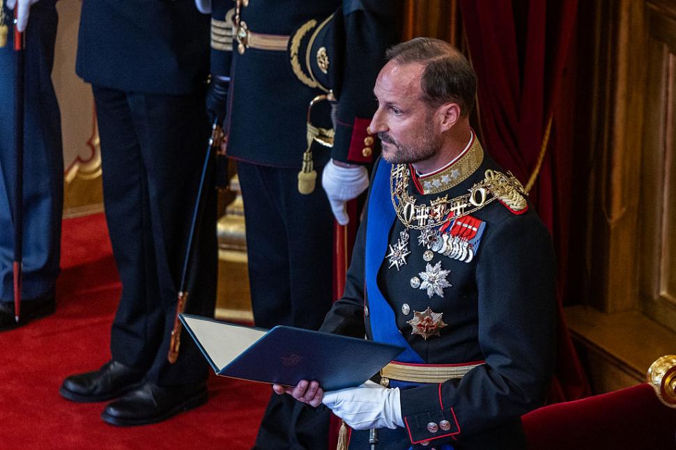Noul rege al Norvegiei, Haakon, a depus jurământul în absența reginei Mette-Marit. Lângă tron a avut-o pe fiica lui, prințesa Ingrid 1098186