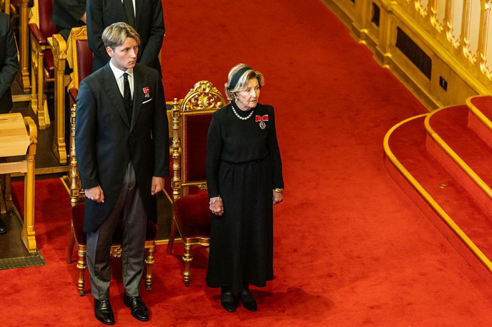 Noul rege al Norvegiei, Haakon, a depus jurământul în absența reginei Mette-Marit. Lângă tron a avut-o pe fiica lui, prințesa Ingrid 1098187