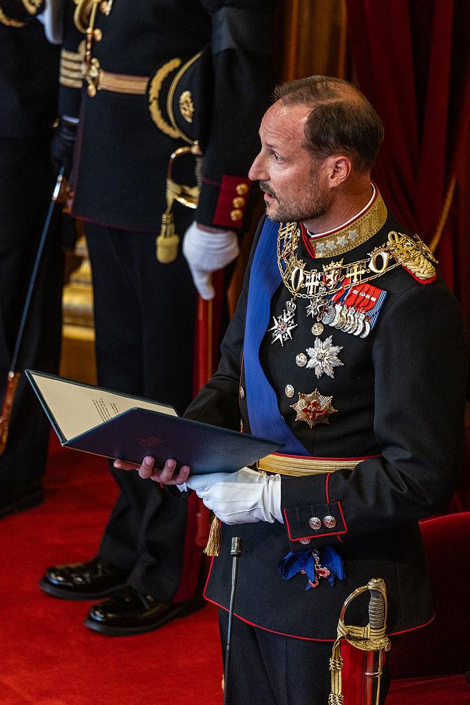 Noul rege al Norvegiei, Haakon, a depus jurământul în absența reginei Mette-Marit. Lângă tron a avut-o pe fiica lui, prințesa Ingrid 1098188