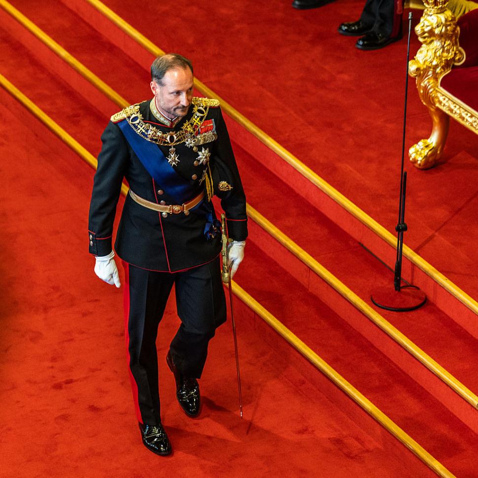 Noul rege al Norvegiei, Haakon, a depus jurământul în absența reginei Mette-Marit. Lângă tron a avut-o pe fiica lui, prințesa Ingrid 1098189