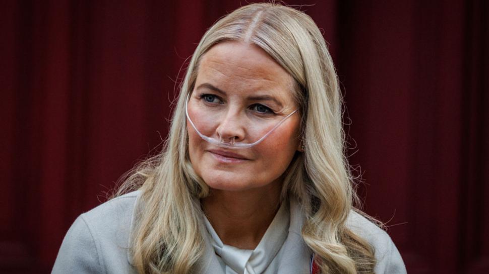 Regele Haakon al Norvegiei depune jurământul, dar soția lui nu participă. Palatul Regal: „Are complicații după transplantul pulmonar” 1098015