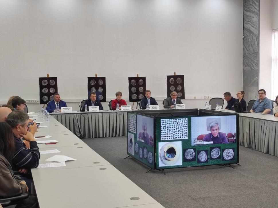 Un tezaur monetar din vremea lui Vasile I și Vasile al II-lea, găsit lângă Moscova. O parte dintre monede sunt de un tip nemaivăzut 1098137