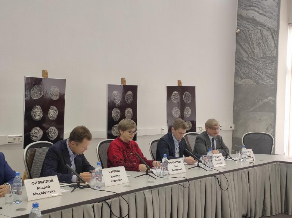 Un tezaur monetar din vremea lui Vasile I și Vasile al II-lea, găsit lângă Moscova. O parte dintre monede sunt de un tip nemaivăzut 1098139