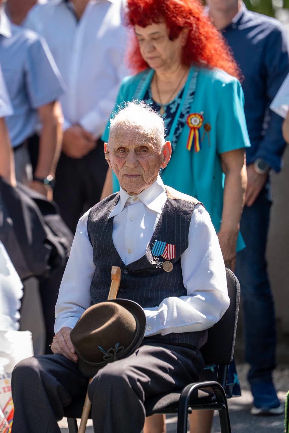 Gică Baciu, un veteran de 104 ani al celui de-Al Doilea Război Mondial, a participat la aniversarea Diviziei 2 Infanterie "Getica" 1098684