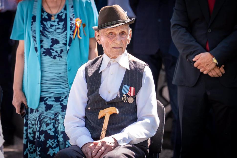 Gică Baciu, un veteran de 104 ani al celui de-Al Doilea Război Mondial, a participat la aniversarea Diviziei 2 Infanterie "Getica" 1098687