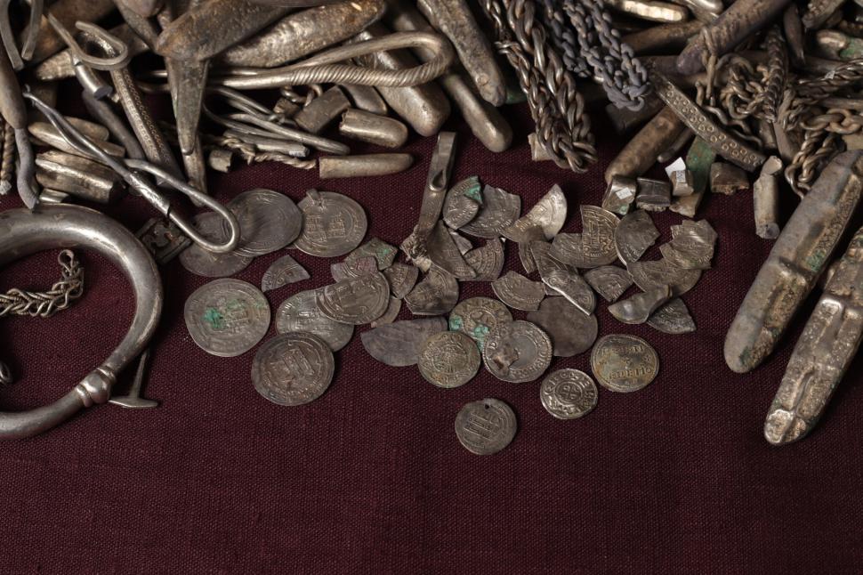 Își construia terasa și a găsit comoara arheologică: Un bărbat a descoperit în curte cel mai mare tezaur de argint viking din Danemarca 1098378