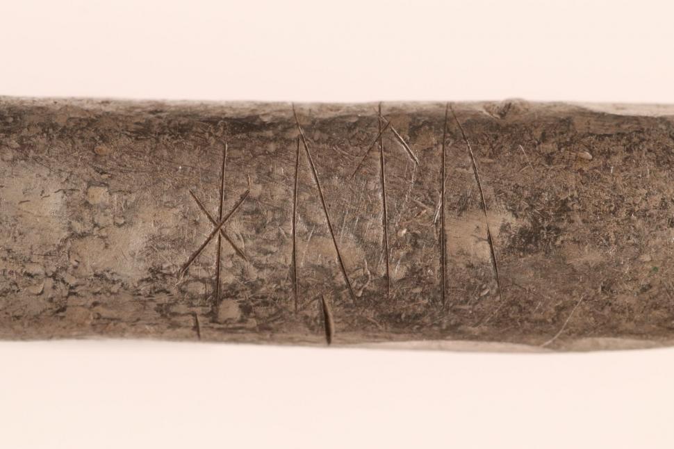 Își construia terasa și a găsit comoara arheologică: Un bărbat a descoperit în curte cel mai mare tezaur de argint viking din Danemarca 1098380
