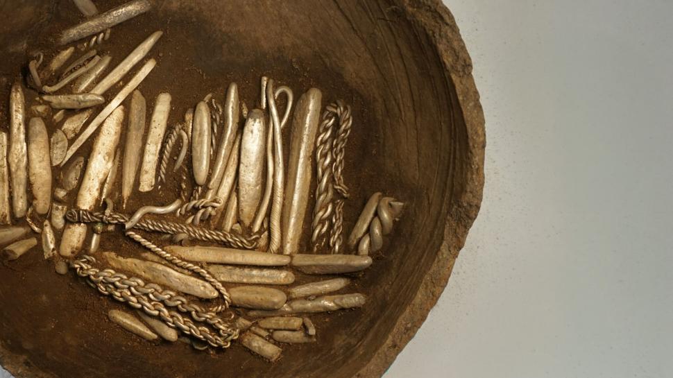 Își construia terasa și a găsit comoara arheologică: Un bărbat a descoperit în curte cel mai mare tezaur de argint viking din Danemarca 1098381