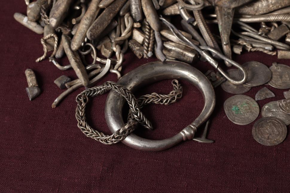 Își construia terasa și a găsit comoara arheologică: Un bărbat a descoperit în curte cel mai mare tezaur de argint viking din Danemarca 1098382