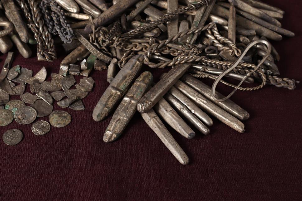 Își construia terasa și a găsit comoara arheologică: Un bărbat a descoperit în curte cel mai mare tezaur de argint viking din Danemarca 1098383