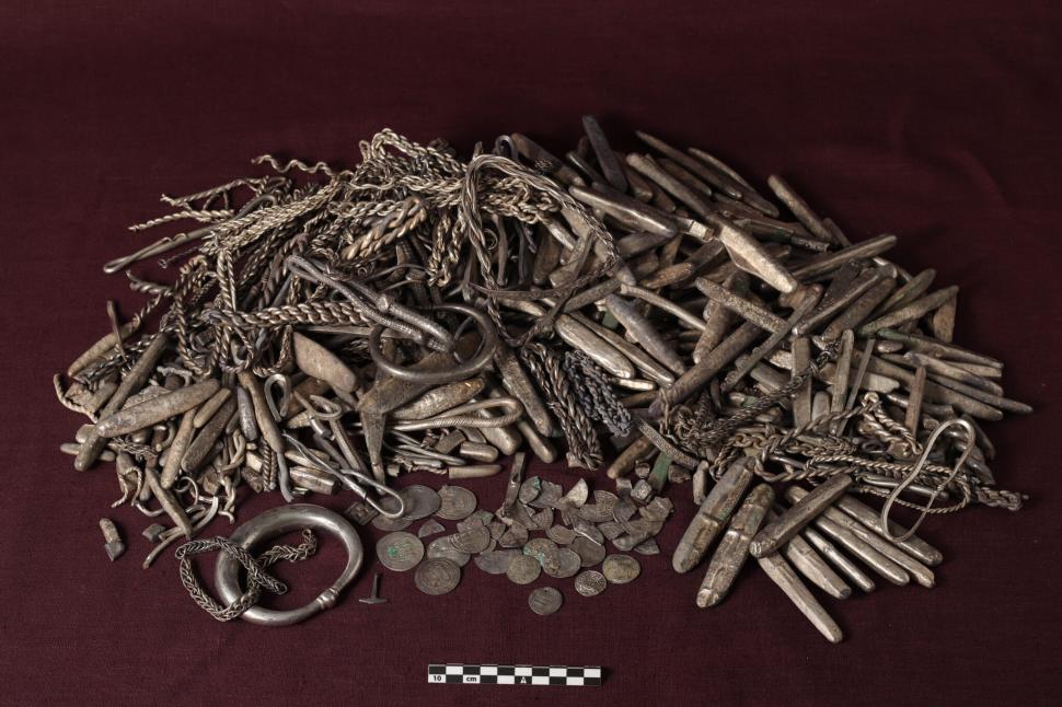 Își construia terasa și a găsit comoara arheologică: Un bărbat a descoperit în curte cel mai mare tezaur de argint viking din Danemarca 1098384