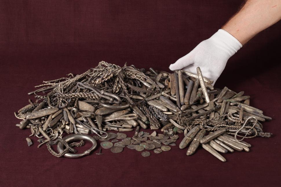 Își construia terasa și a găsit comoara arheologică: Un bărbat a descoperit în curte cel mai mare tezaur de argint viking din Danemarca 1098385