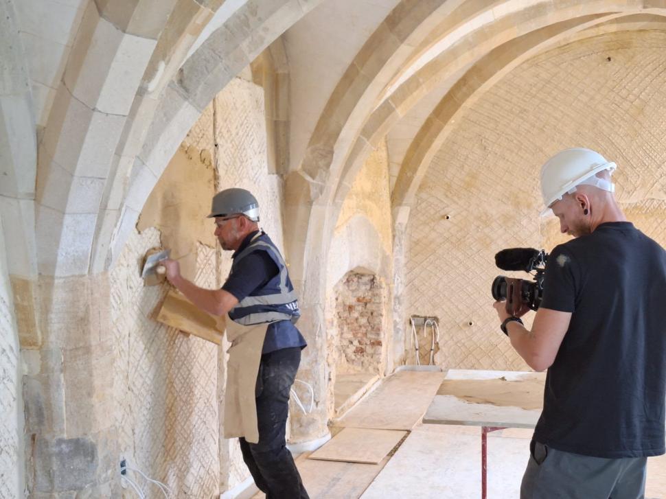 Muncitorii care restaurează o casă medievală din Anglia au descoperit 800 de ani de istorie ascunsă și misterioase semne de protecție 1098415