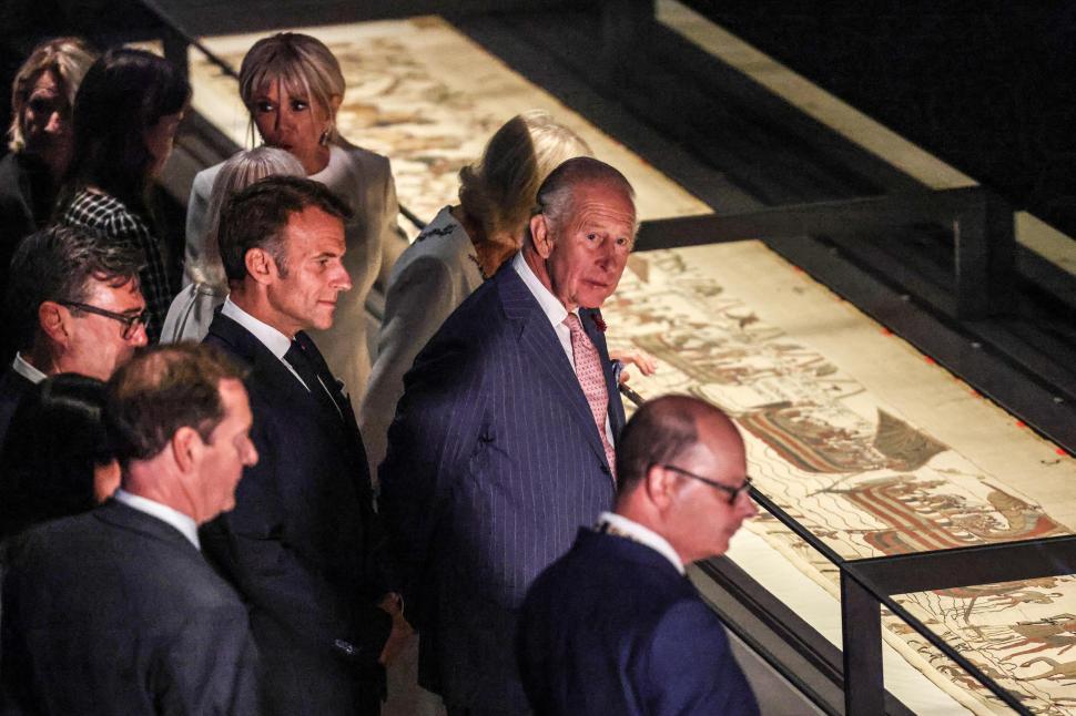 Regele Charles, Macron și Burnham au văzut Tapiseria din Bayeux, miercuri. Un miliardar controversat le-a luat-o însă înainte 1098670