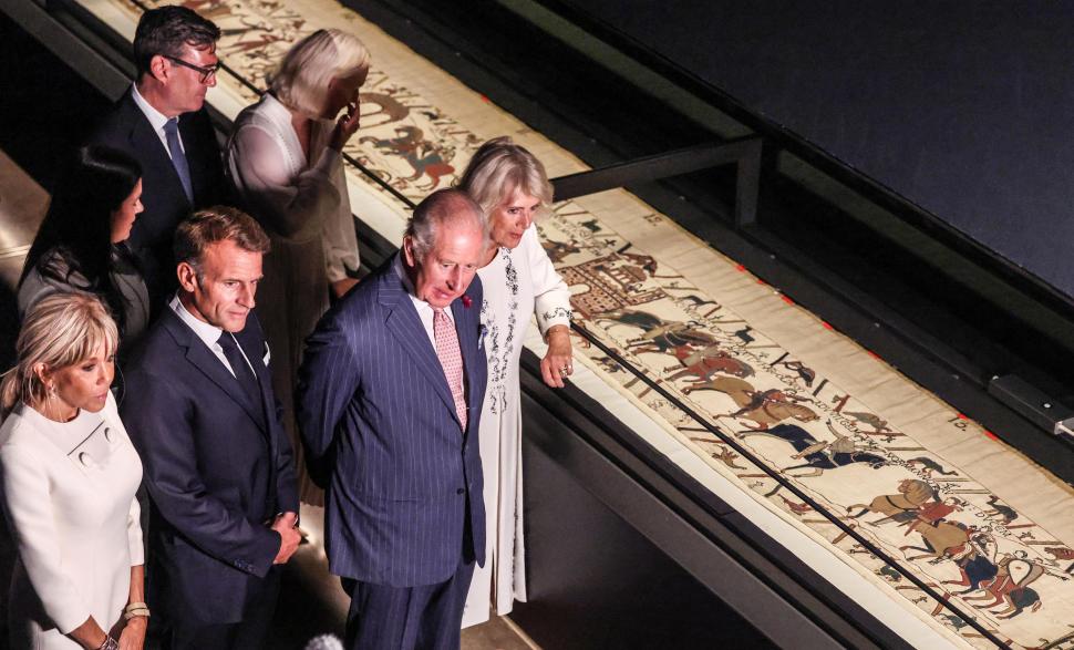 Regele Charles, Macron și Burnham au văzut Tapiseria din Bayeux, miercuri. Un miliardar controversat le-a luat-o însă înainte 1098672