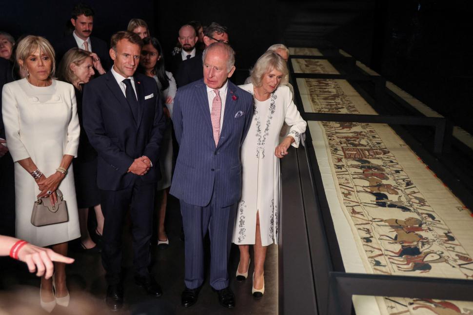 Regele Charles, Macron și Burnham au văzut Tapiseria din Bayeux, miercuri. Un miliardar controversat le-a luat-o însă înainte 1098674