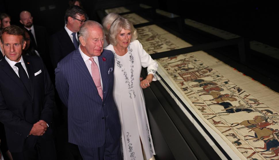 Regele Charles, Macron și Burnham au văzut Tapiseria din Bayeux, miercuri. Un miliardar controversat le-a luat-o însă înainte 1098676
