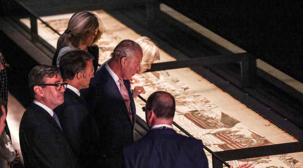 Regele Charles, Macron și Burnham au văzut Tapiseria din Bayeux, miercuri. Un miliardar controversat le-a luat-o însă înainte 1098680