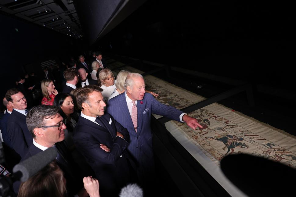 Regele Charles, Macron și Burnham au văzut Tapiseria din Bayeux, miercuri. Un miliardar controversat le-a luat-o însă înainte 1098682