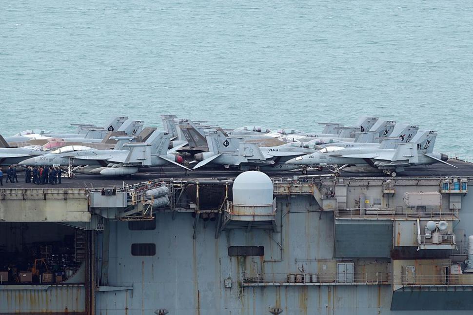 Plin de rugină, portavionul USS Abraham Lincoln a ajuns în Thailanda, după 270 de zile pe mare. Americanii „se relaxează” la Pattaya 1098301