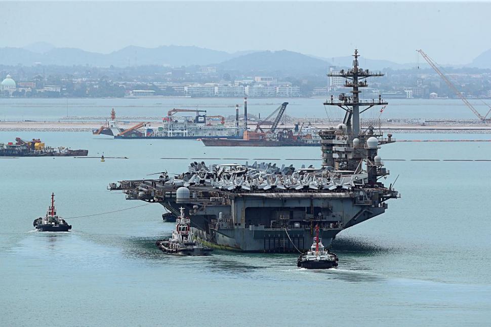 Plin de rugină, portavionul USS Abraham Lincoln a ajuns în Thailanda, după 270 de zile pe mare. Americanii „se relaxează” la Pattaya 1098302
