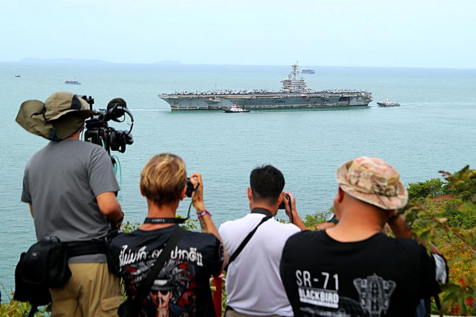 Plin de rugină, portavionul USS Abraham Lincoln a ajuns în Thailanda, după 270 de zile pe mare. Americanii „se relaxează” la Pattaya 1098303