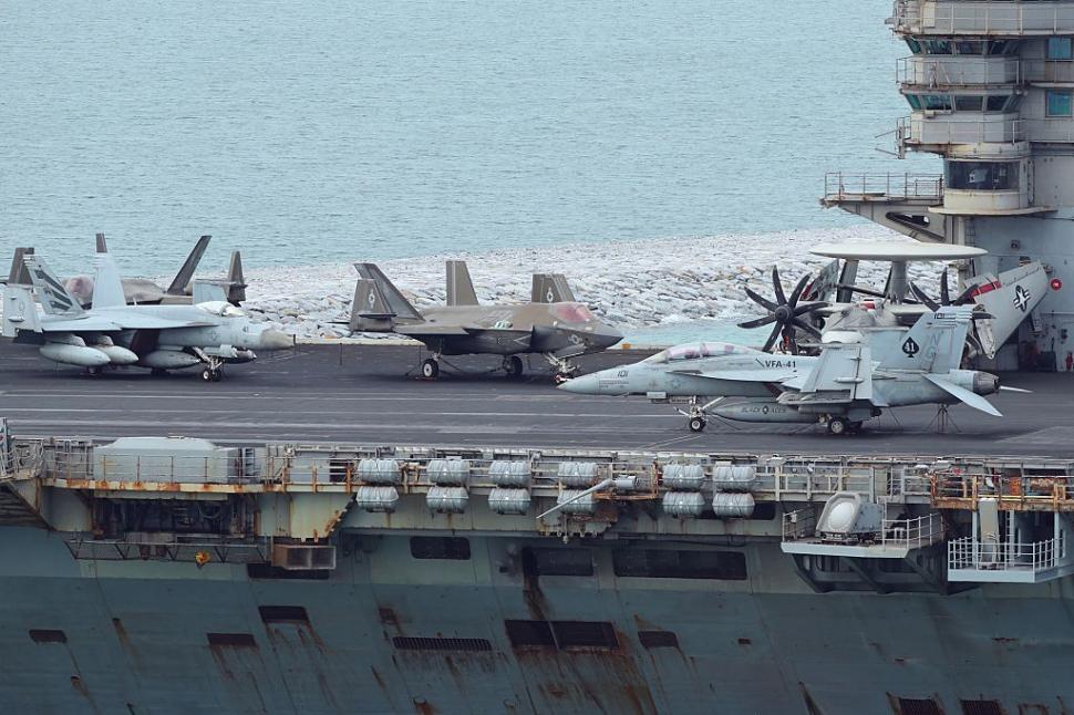Plin de rugină, portavionul USS Abraham Lincoln a ajuns în Thailanda, după 270 de zile pe mare. Americanii „se relaxează” la Pattaya 1098318