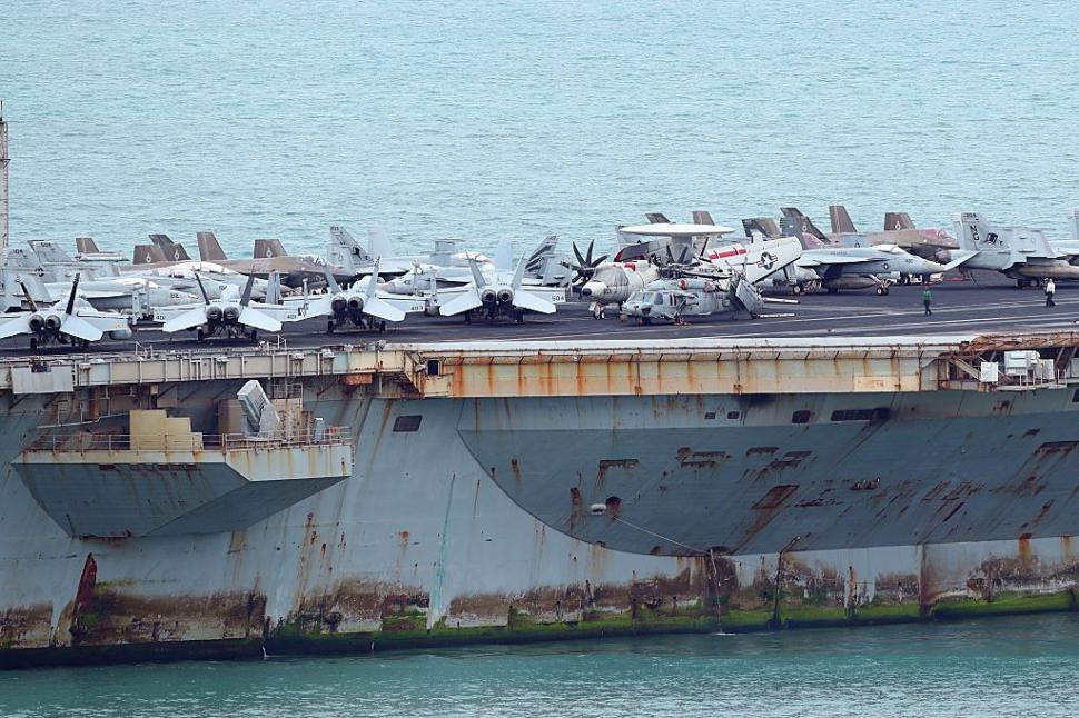 Plin de rugină, portavionul USS Abraham Lincoln a ajuns în Thailanda, după 270 de zile pe mare. Americanii „se relaxează” la Pattaya 1098319