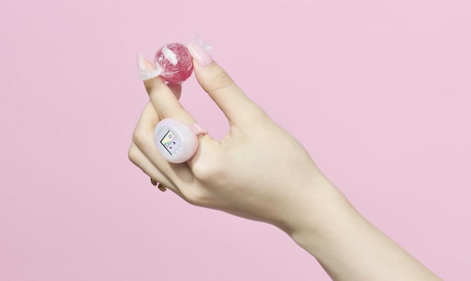 Tamagotchi, jucăria copilăriei pentru milioane de Millennials, revine în ediție aniversară după 30 de ani, sub formă de inel. Cât costă 1098396