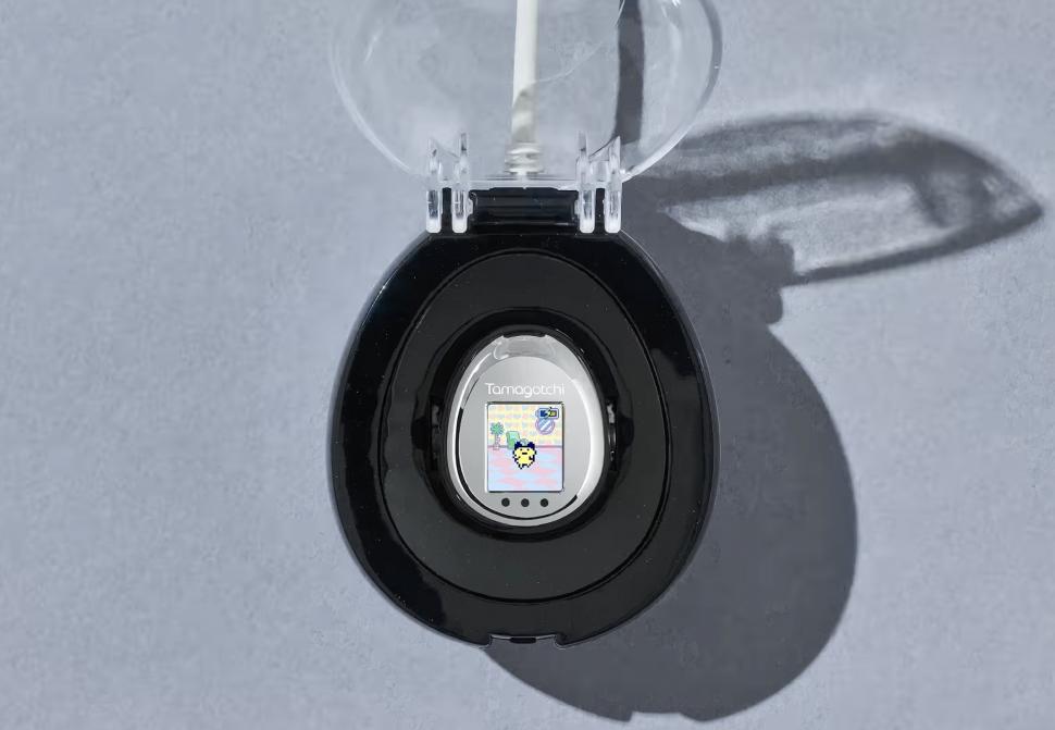 Tamagotchi, jucăria copilăriei pentru milioane de Millennials, revine în ediție aniversară după 30 de ani, sub formă de inel. Cât costă 1098403