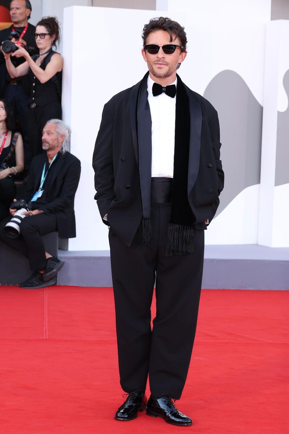 Cele mai elegante apariții pe covorul roșu la Festivalul de Film de la Veneția. Amal Clooney și Alessandra Ambrosio au pariat pe negru 1098783