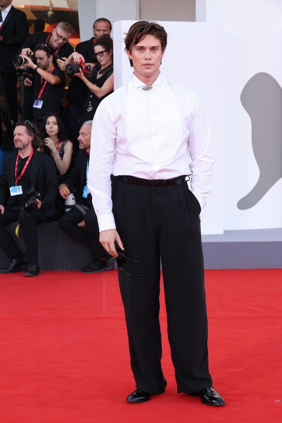 Cele mai elegante apariții pe covorul roșu la Festivalul de Film de la Veneția. Amal Clooney și Alessandra Ambrosio au pariat pe negru 1098785