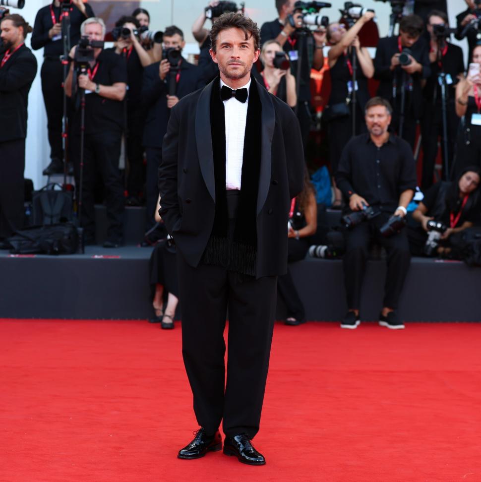 Cele mai elegante apariții pe covorul roșu la Festivalul de Film de la Veneția. Amal Clooney și Alessandra Ambrosio au pariat pe negru 1098790