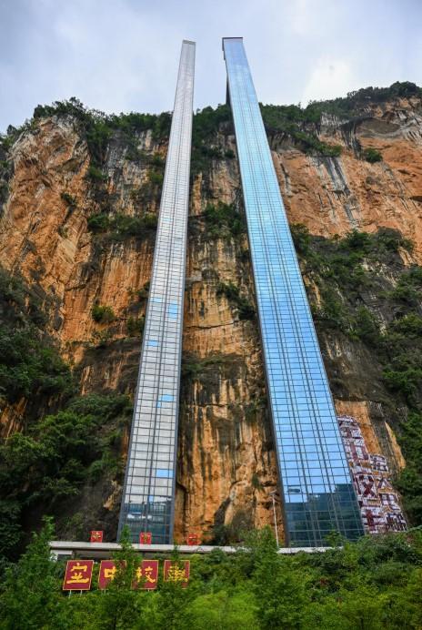 China a făcut pe o stâncă un lift exterior de 288 de metri pentru ca elevii dintr-un sat să ajungă mai repede la școală 1098741