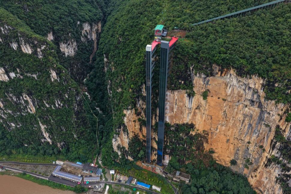 China a făcut pe o stâncă un lift exterior de 288 de metri pentru ca elevii dintr-un sat să ajungă mai repede la școală 1098743