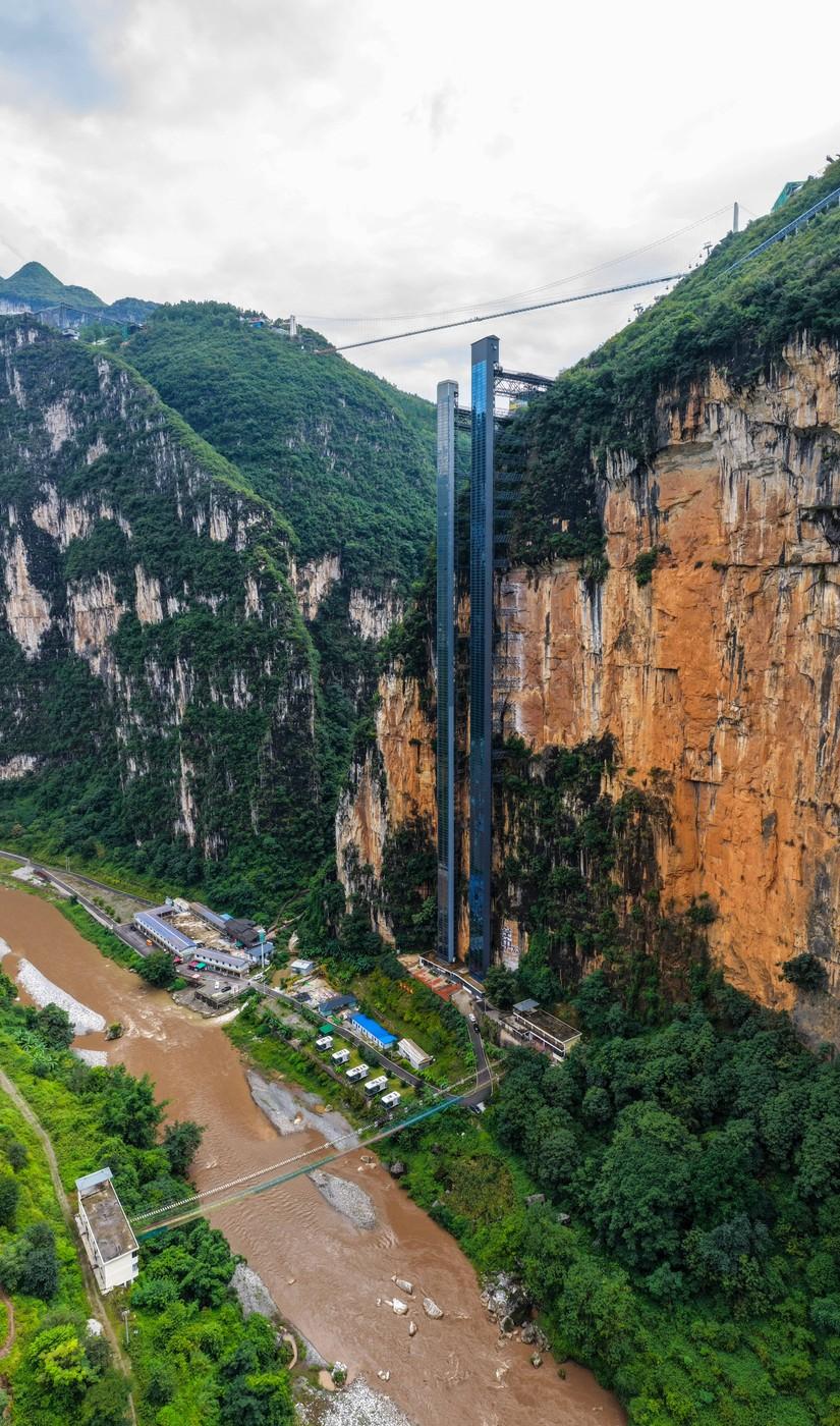 China a făcut pe o stâncă un lift exterior de 288 de metri pentru ca elevii dintr-un sat să ajungă mai repede la școală 1098745