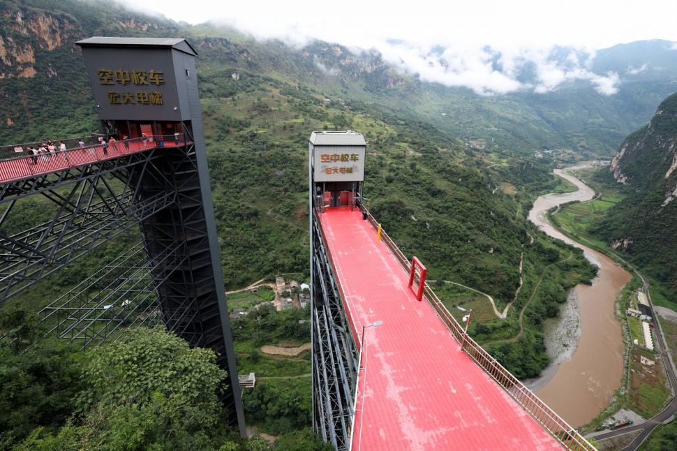 China a făcut pe o stâncă un lift exterior de 288 de metri pentru ca elevii dintr-un sat să ajungă mai repede la școală 1098746