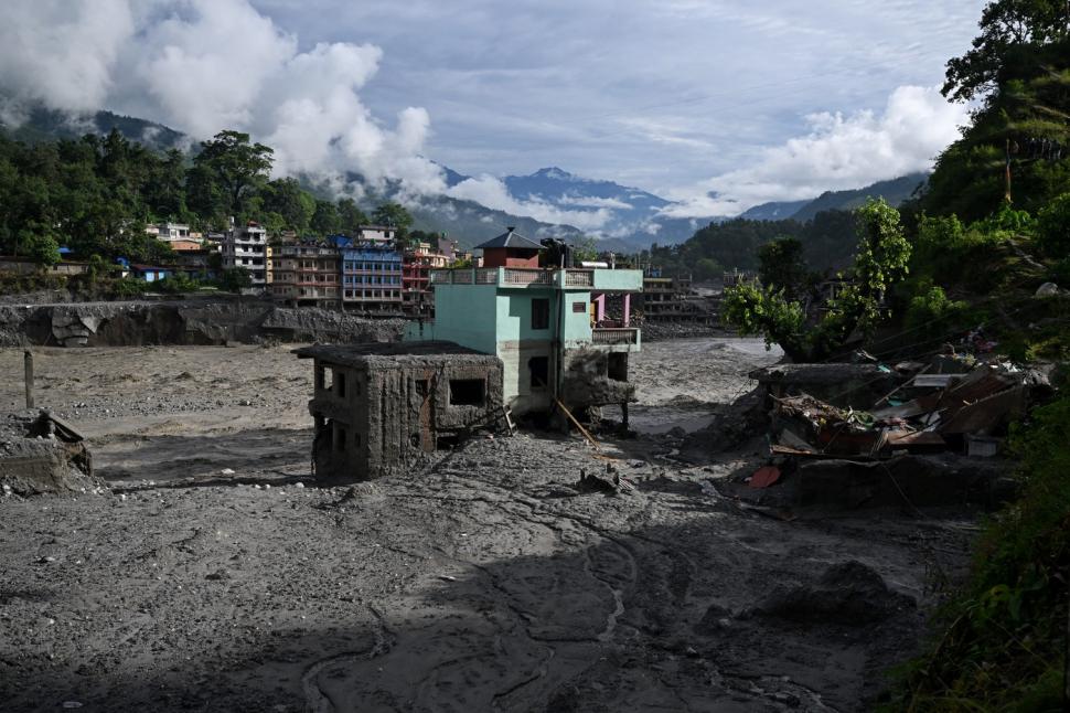 O casă turcoaz a rămas în picioare după ce a fost lovită de viitura din Nepal și toată lumea se întreabă cum a fost posibil 1098904