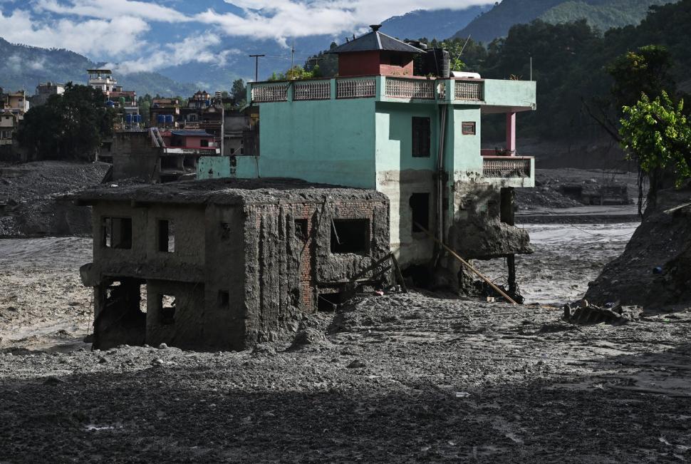 O casă turcoaz a rămas în picioare după ce a fost lovită de viitura din Nepal și toată lumea se întreabă cum a fost posibil 1098905
