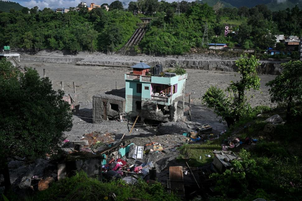 O casă turcoaz a rămas în picioare după ce a fost lovită de viitura din Nepal și toată lumea se întreabă cum a fost posibil 1098907