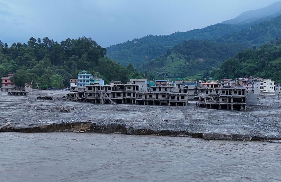 O casă turcoaz a rămas în picioare după ce a fost lovită de viitura din Nepal și toată lumea se întreabă cum a fost posibil 1098913