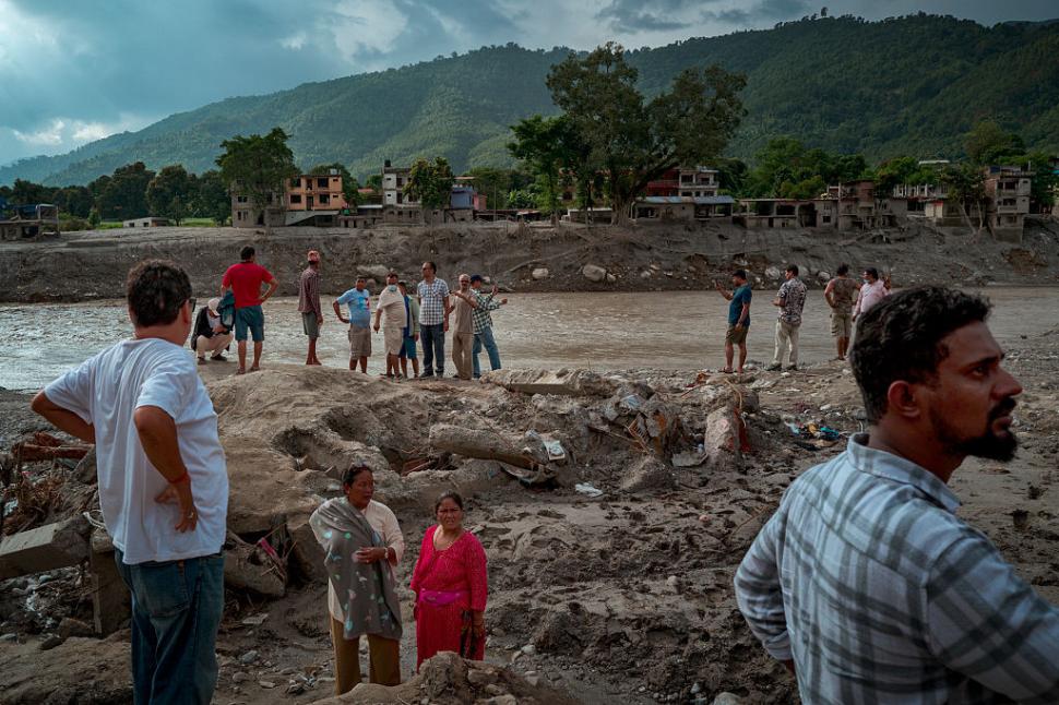 O casă turcoaz a rămas în picioare după ce a fost lovită de viitura din Nepal și toată lumea se întreabă cum a fost posibil 1098915