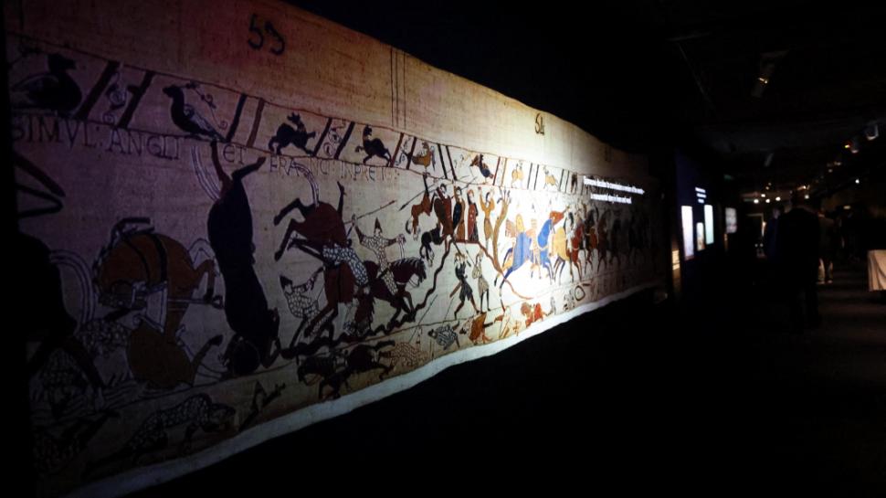 Primele imagini cu Tapiseria de la Bayeux expusă în British Museum: E fixată pentru prima dată întinsă pe o suprafață plană 1098869