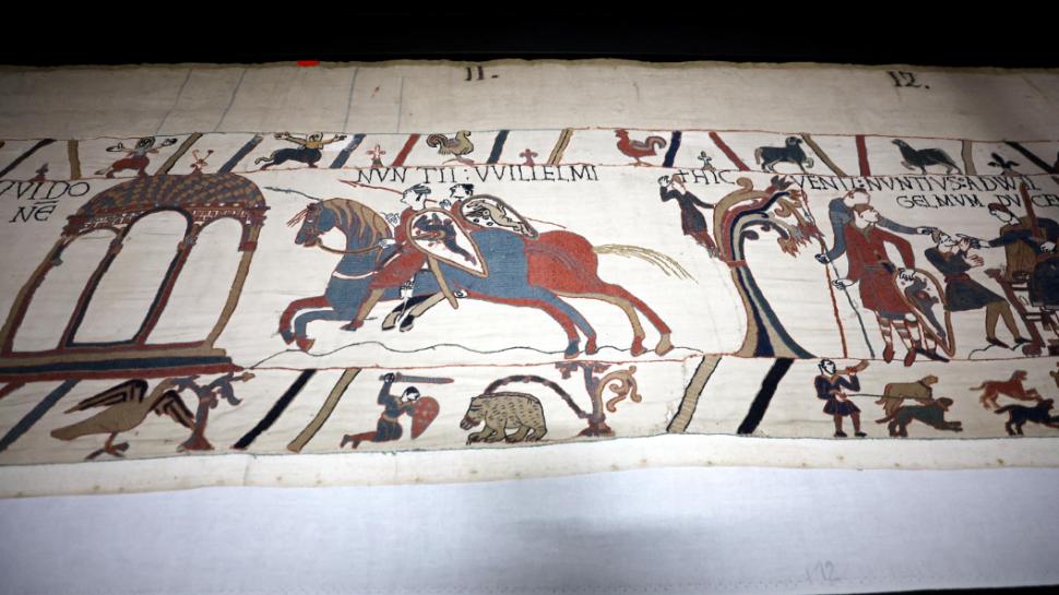 Primele imagini cu Tapiseria de la Bayeux expusă în British Museum: E fixată pentru prima dată întinsă pe o suprafață plană 1098870