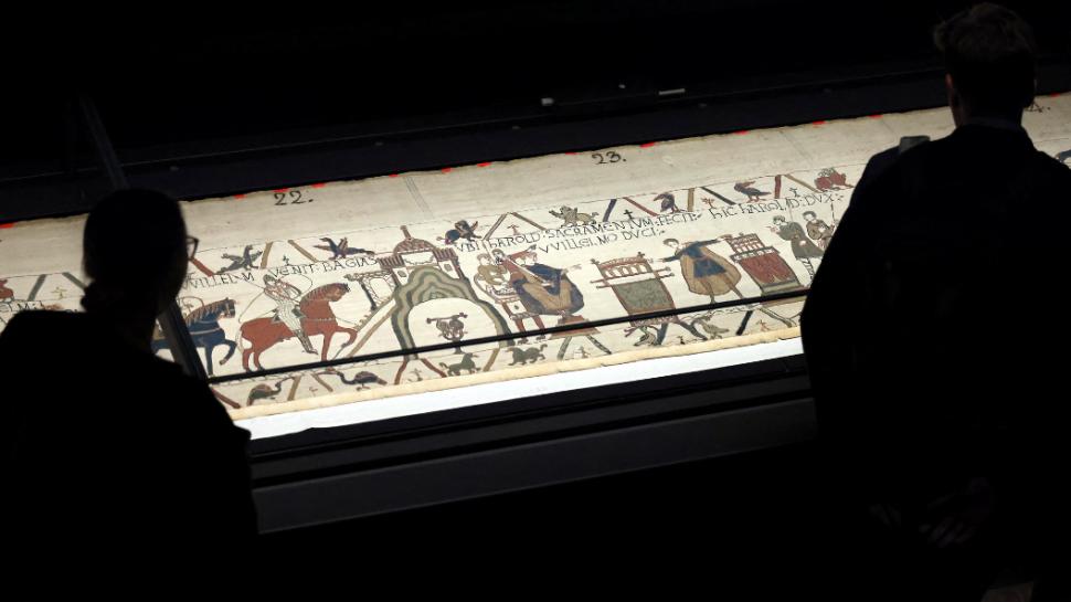 Primele imagini cu Tapiseria de la Bayeux expusă în British Museum: E fixată pentru prima dată întinsă pe o suprafață plană 1098872