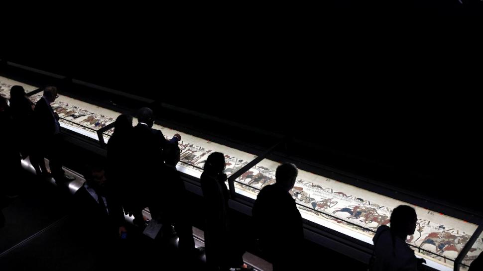 Primele imagini cu Tapiseria de la Bayeux expusă în British Museum: E fixată pentru prima dată întinsă pe o suprafață plană 1098874