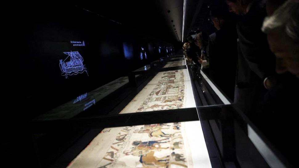 Primele imagini cu Tapiseria de la Bayeux expusă în British Museum: E fixată pentru prima dată întinsă pe o suprafață plană 1098876