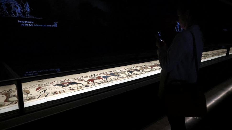 Primele imagini cu Tapiseria de la Bayeux expusă în British Museum: E fixată pentru prima dată întinsă pe o suprafață plană 1098877